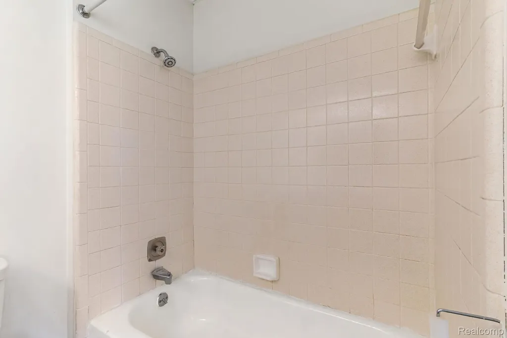 1680 Cliffs Landing Ypsilanti Charter Township MI 48198