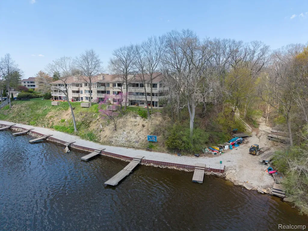 1680 Cliffs Landing Ypsilanti Charter Township MI 48198
