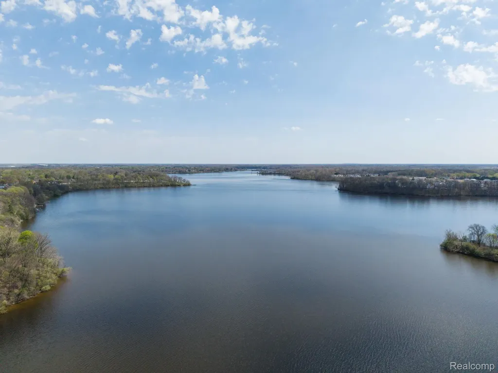 1680 Cliffs Landing Ypsilanti Charter Township MI 48198