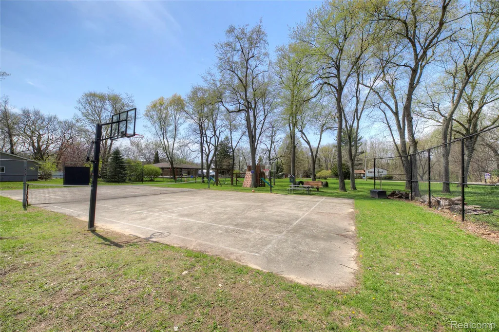 7395 Harrington Drive Hamburg Township MI 48116