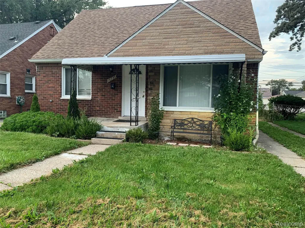 16735 Lincoln Avenue Eastpointe City MI 48021