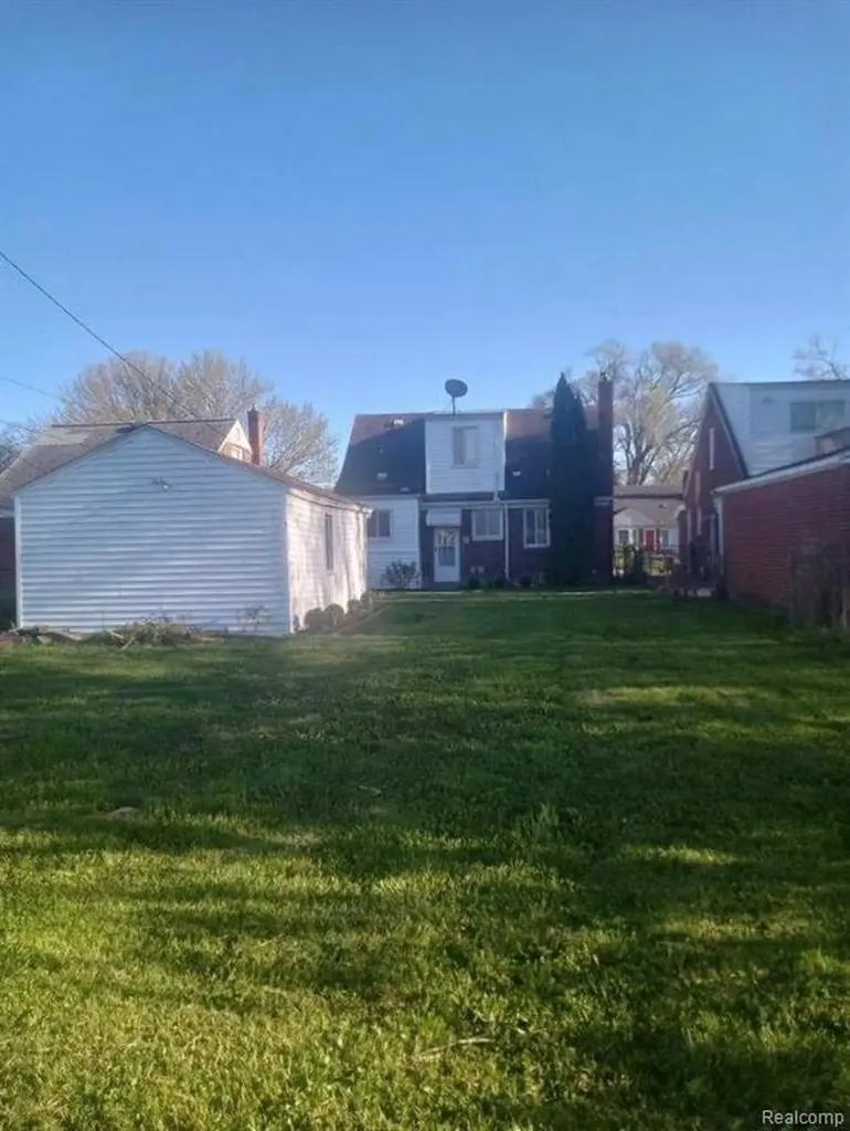 16735 Lincoln Avenue Eastpointe City MI 48021