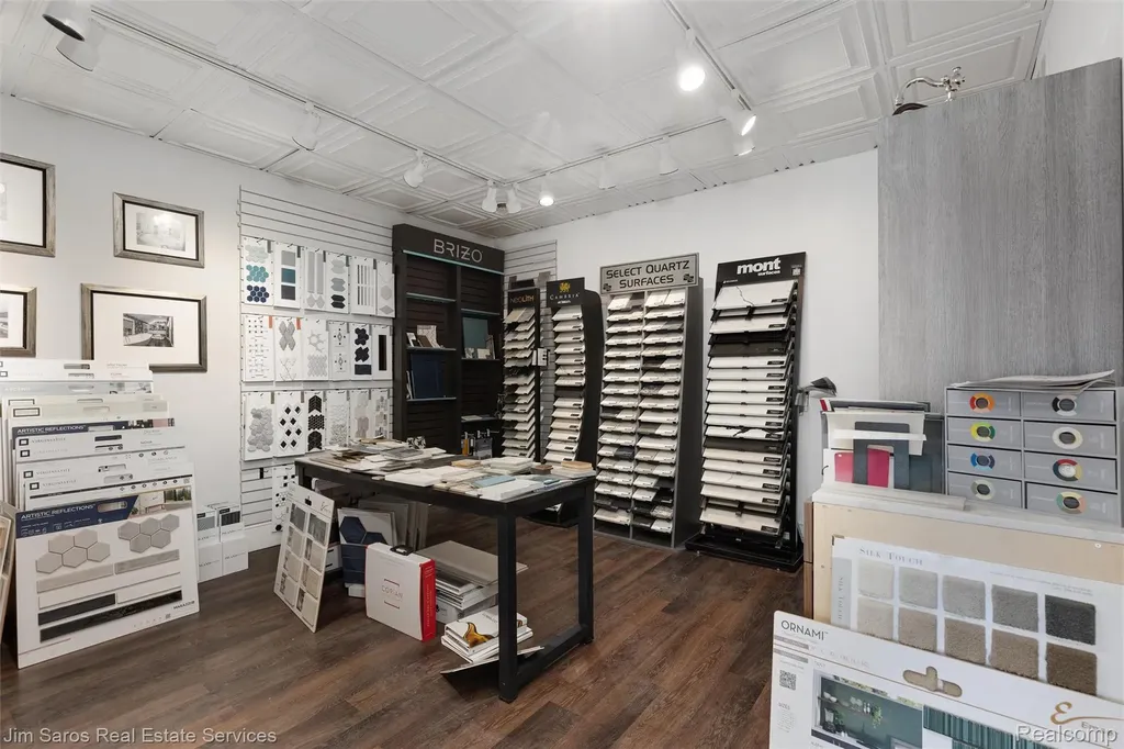 20485 Mack Avenue Grosse Pointe Woods City MI 48236