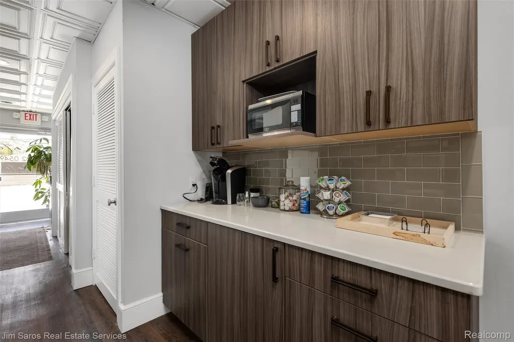 20485 Mack Avenue Grosse Pointe Woods City MI 48236