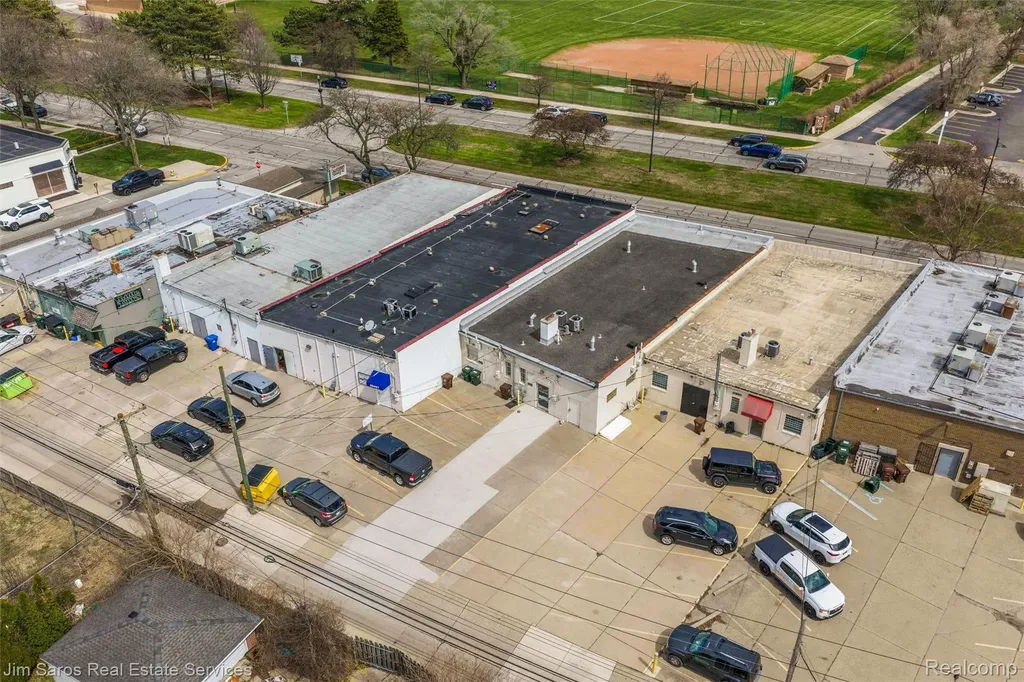 20485 Mack Avenue Grosse Pointe Woods City MI 48236
