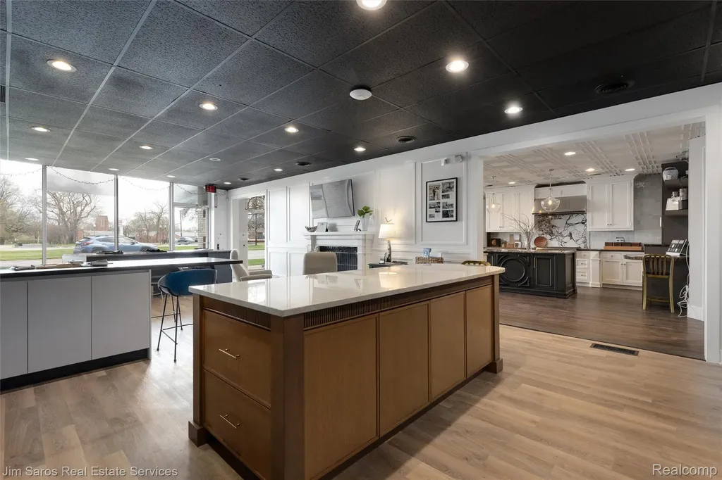 20485 Mack Avenue Grosse Pointe Woods City MI 48236