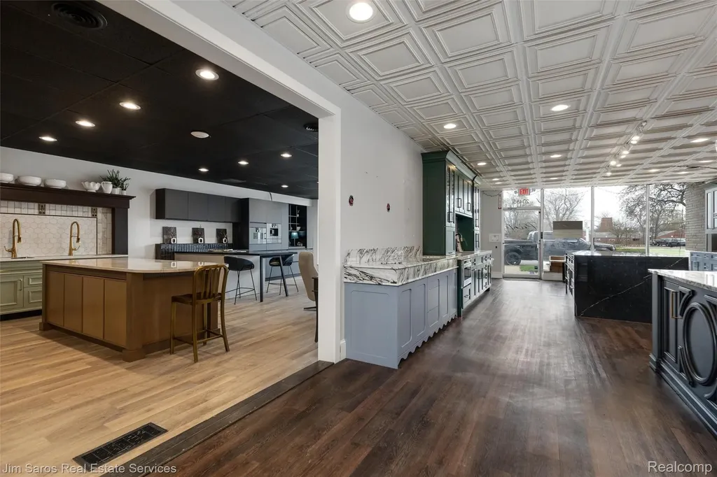 20485 Mack Avenue Grosse Pointe Woods City MI 48236