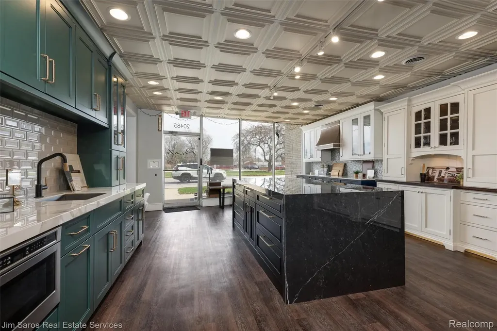 20485 Mack Avenue Grosse Pointe Woods City MI 48236