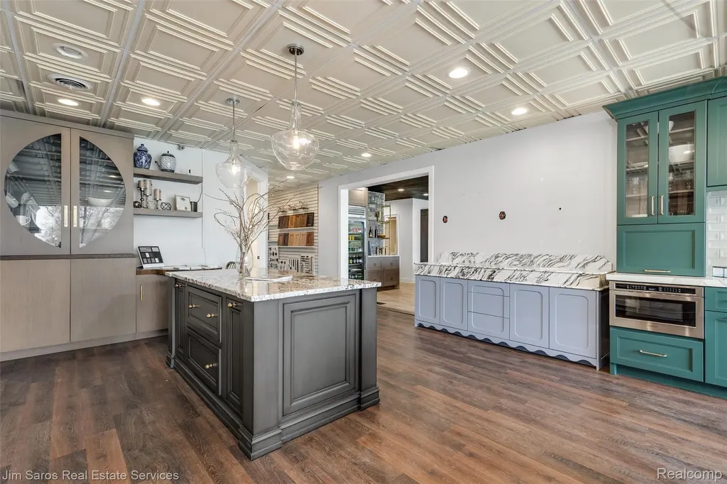 20485 Mack Avenue Grosse Pointe Woods City MI 48236