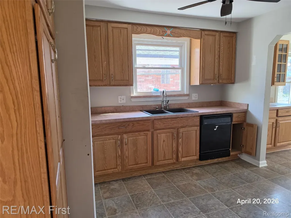 24544 Phlox Avenue Eastpointe City MI 48021