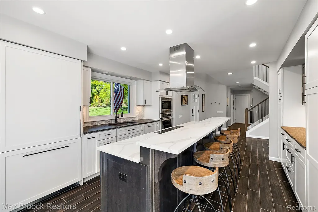 1933 Lone Pine Road Bloomfield Charter Township MI 48302