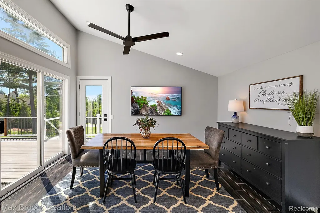 1933 Lone Pine Road Bloomfield Charter Township MI 48302