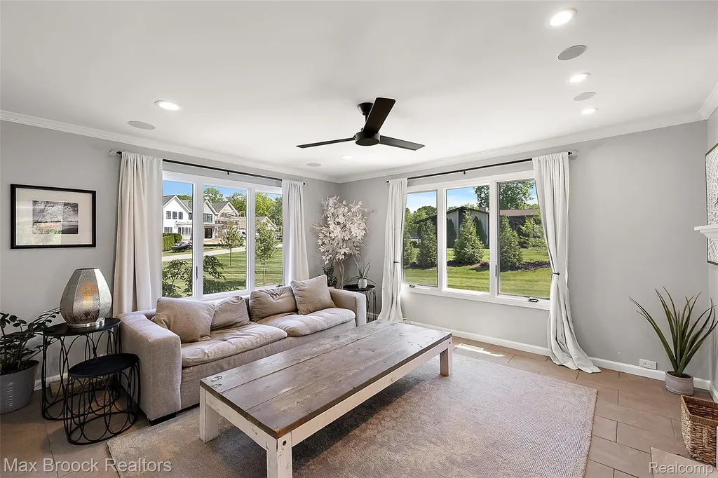 1933 Lone Pine Road Bloomfield Charter Township MI 48302