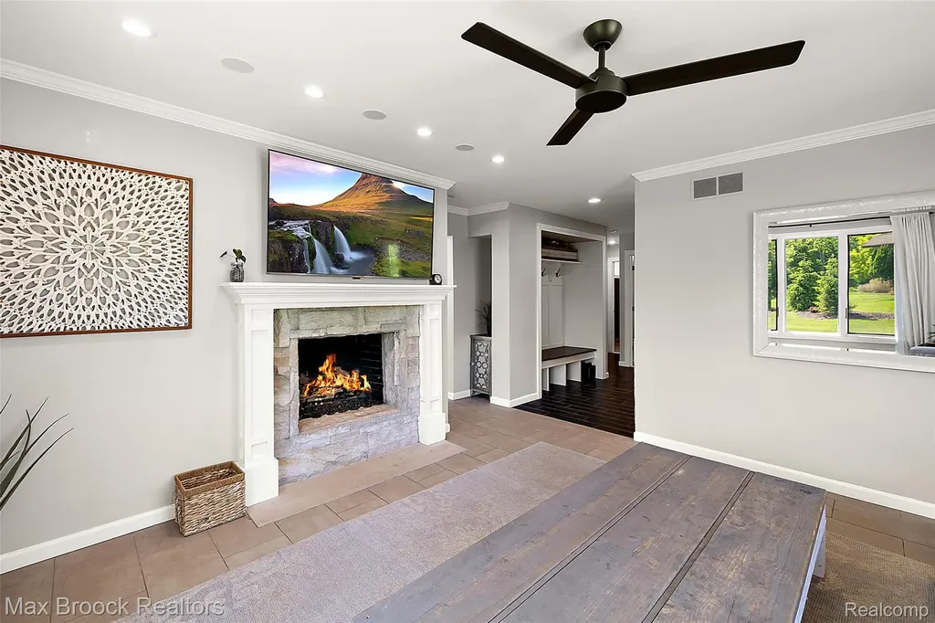 1933 Lone Pine Road Bloomfield Charter Township MI 48302
