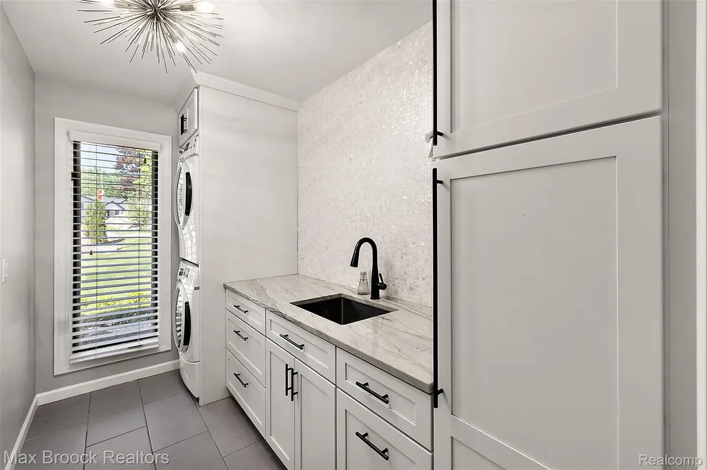 1933 Lone Pine Road Bloomfield Charter Township MI 48302