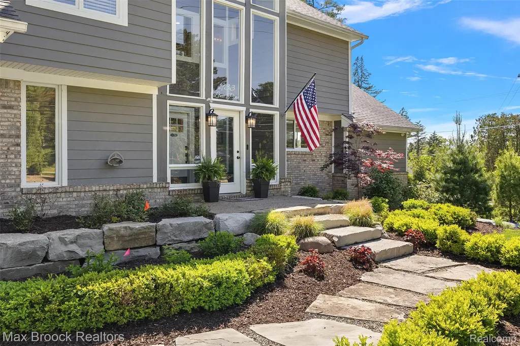 1933 Lone Pine Road Bloomfield Charter Township MI 48302