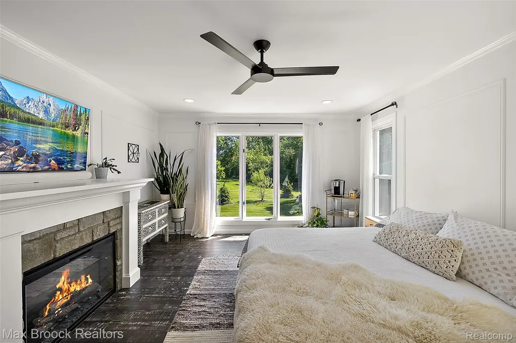 1933 Lone Pine Road Bloomfield Charter Township MI 48302