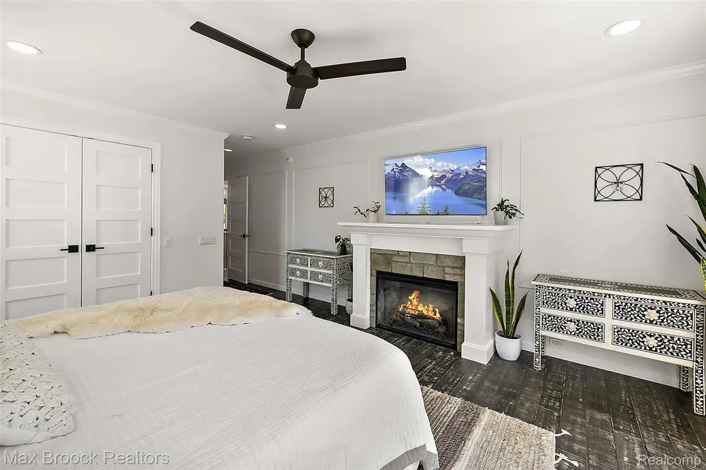 1933 Lone Pine Road Bloomfield Charter Township MI 48302