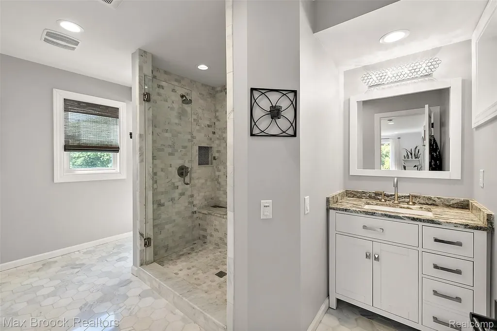 1933 Lone Pine Road Bloomfield Charter Township MI 48302