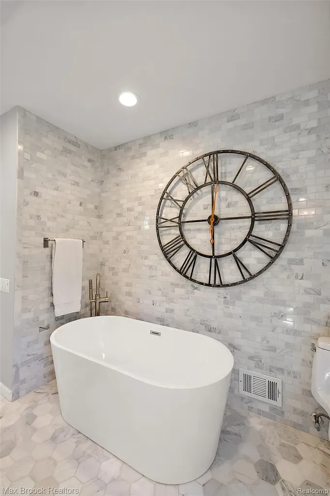 1933 Lone Pine Road Bloomfield Charter Township MI 48302