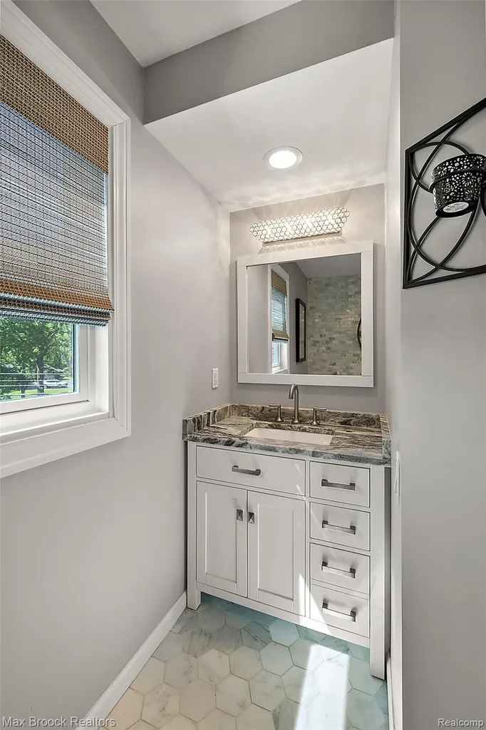 1933 Lone Pine Road Bloomfield Charter Township MI 48302