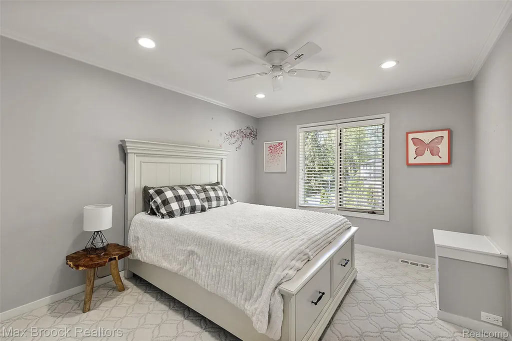 1933 Lone Pine Road Bloomfield Charter Township MI 48302