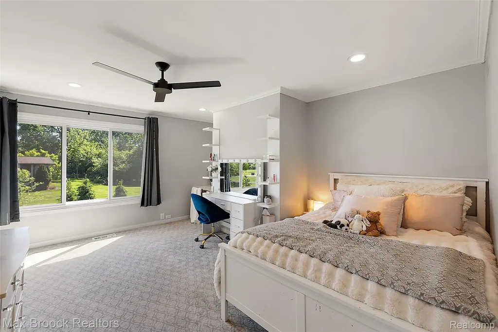1933 Lone Pine Road Bloomfield Charter Township MI 48302