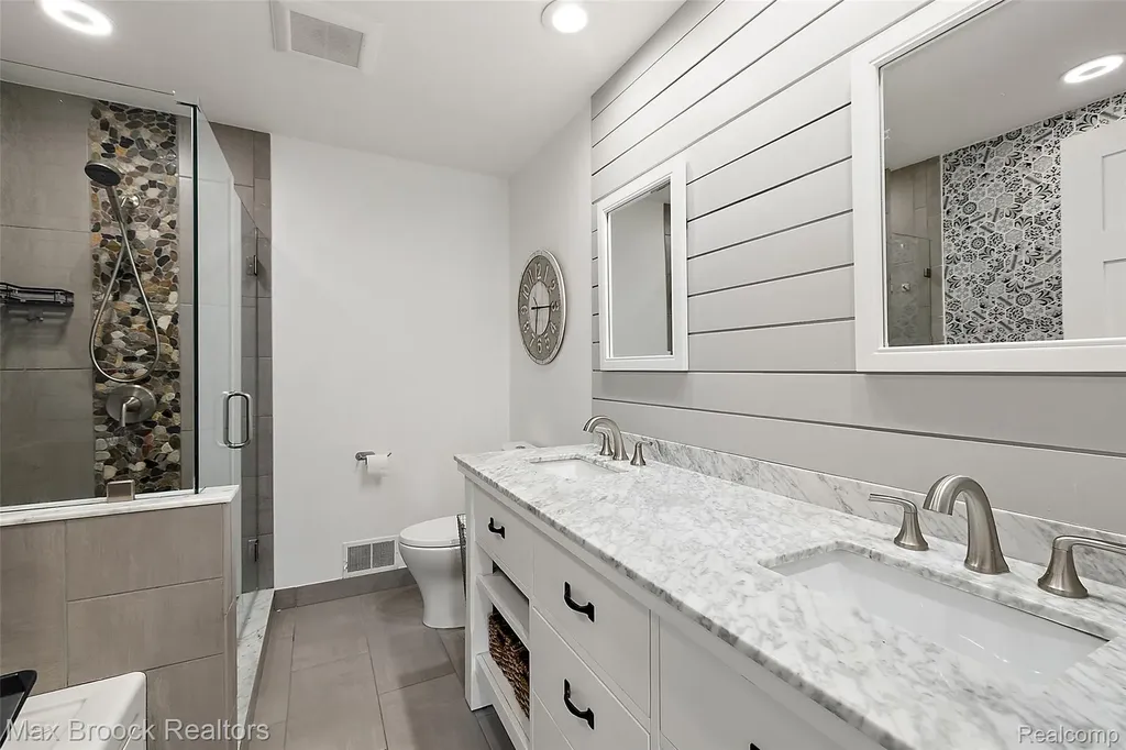 1933 Lone Pine Road Bloomfield Charter Township MI 48302