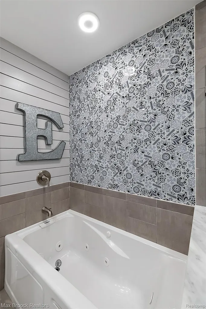 1933 Lone Pine Road Bloomfield Charter Township MI 48302