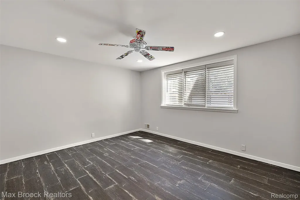 1933 Lone Pine Road Bloomfield Charter Township MI 48302