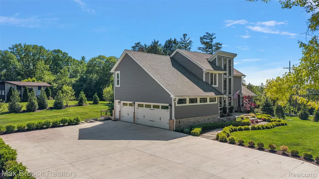 1933 Lone Pine Road Bloomfield Charter Township MI 48302