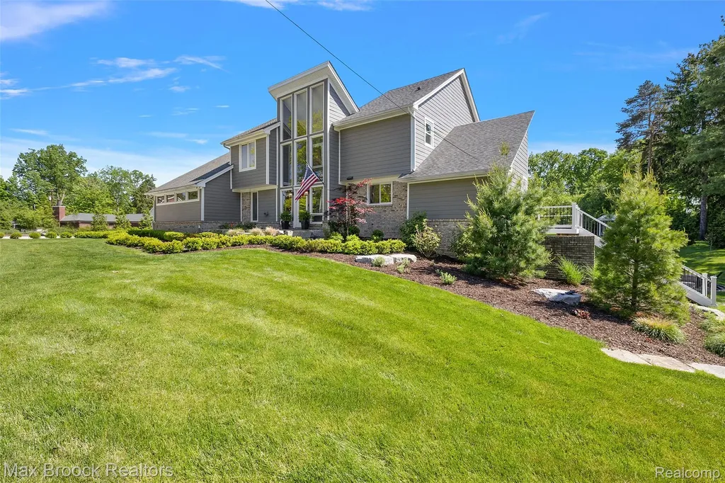 1933 Lone Pine Road Bloomfield Charter Township MI 48302