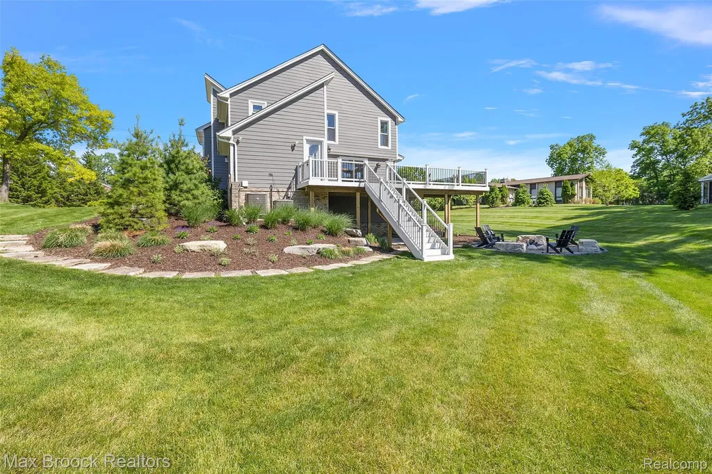 1933 Lone Pine Road Bloomfield Charter Township MI 48302