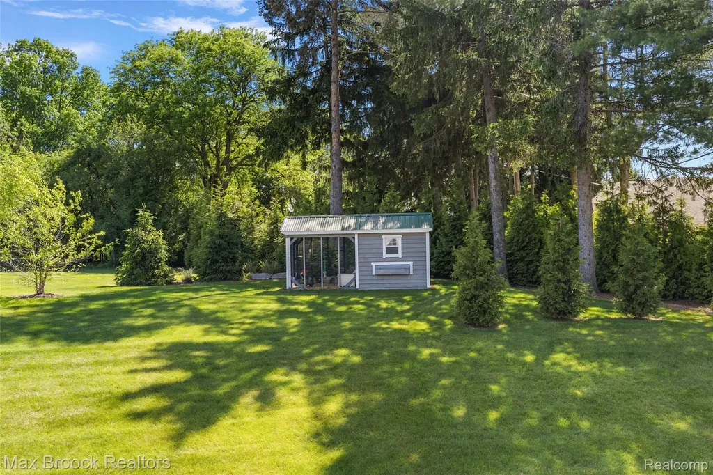 1933 Lone Pine Road Bloomfield Charter Township MI 48302