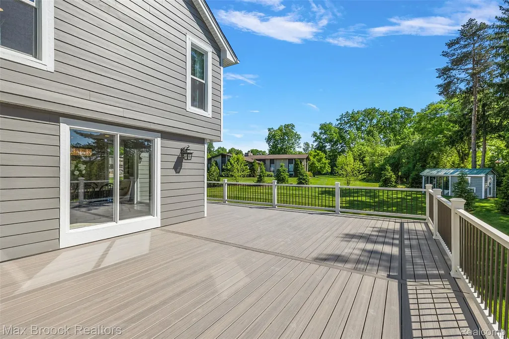 1933 Lone Pine Road Bloomfield Charter Township MI 48302