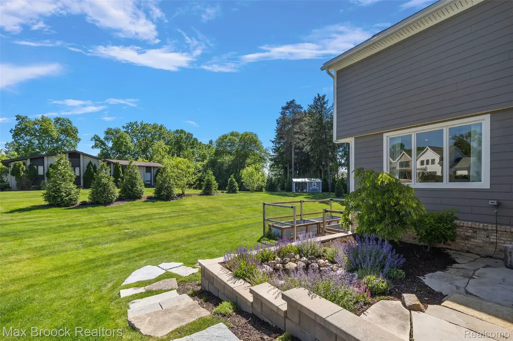 1933 Lone Pine Road Bloomfield Charter Township MI 48302