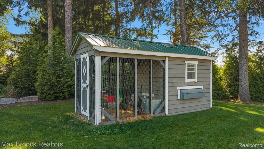 1933 Lone Pine Road Bloomfield Charter Township MI 48302