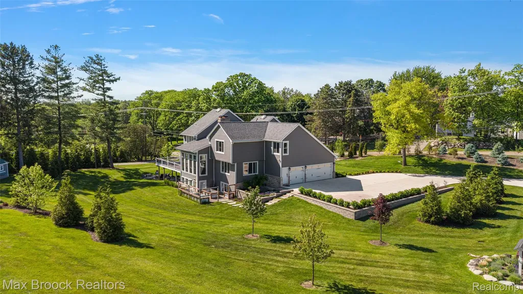 1933 Lone Pine Road Bloomfield Charter Township MI 48302
