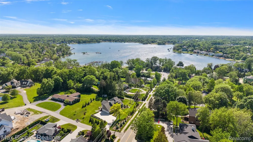 1933 Lone Pine Road Bloomfield Charter Township MI 48302