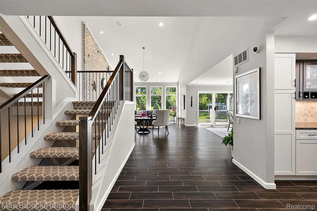 1933 Lone Pine Road Bloomfield Charter Township MI 48302