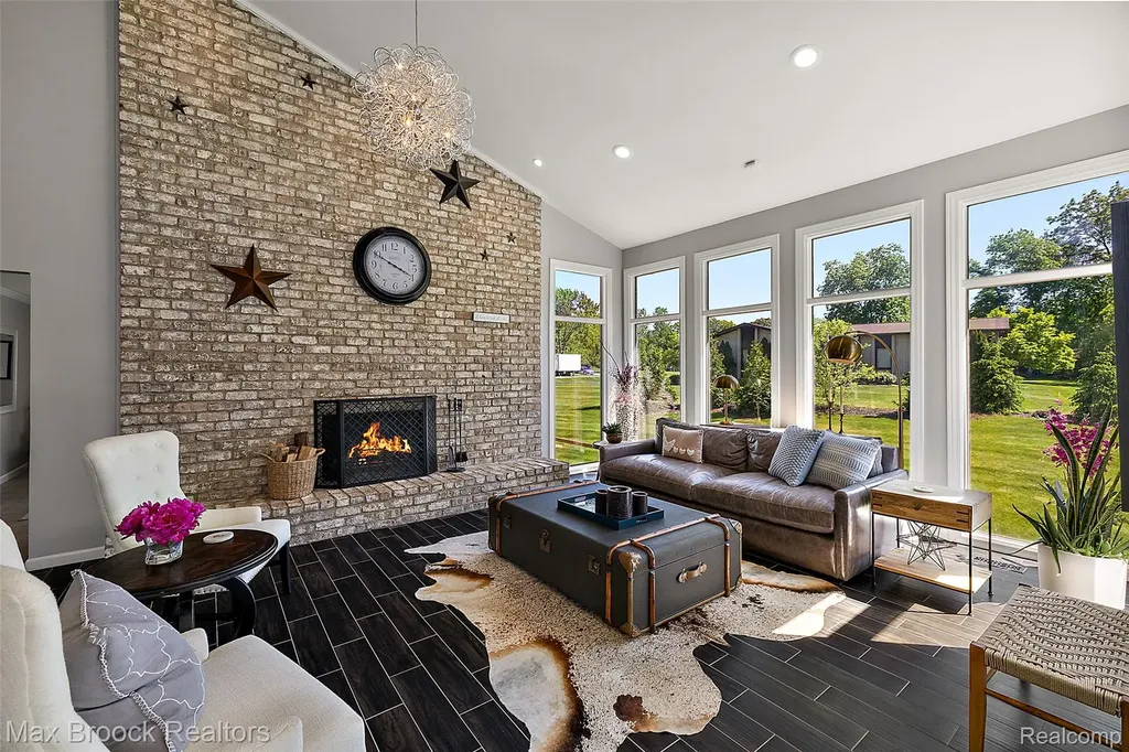 1933 Lone Pine Road Bloomfield Charter Township MI 48302