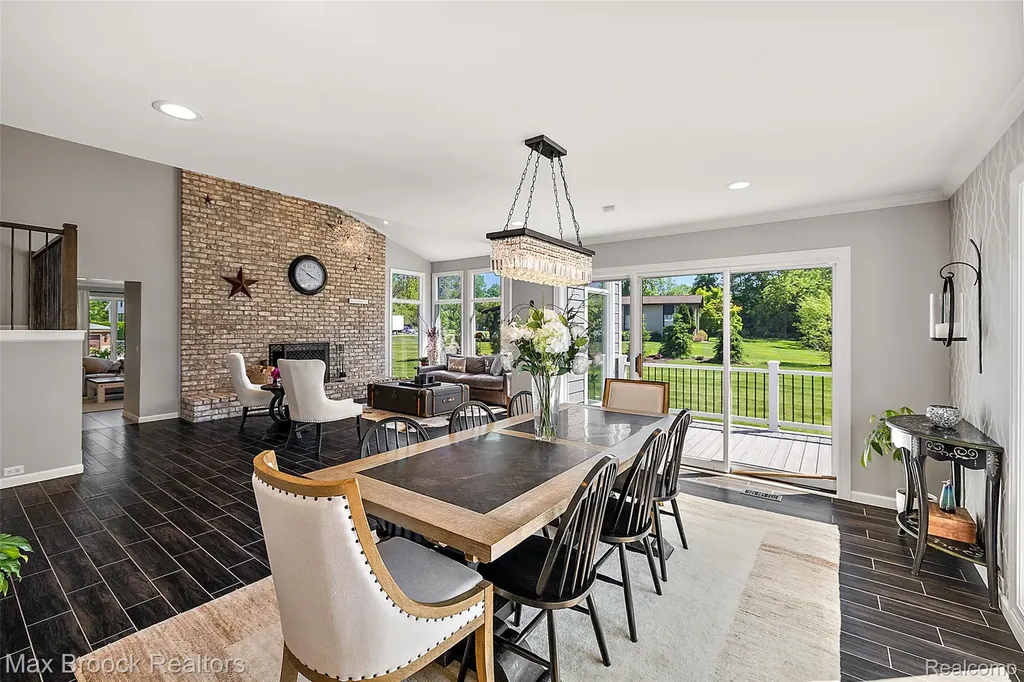 1933 Lone Pine Road Bloomfield Charter Township MI 48302