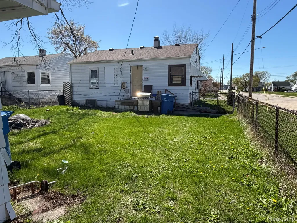 7003 Lozier Avenue Warren City MI 48091
