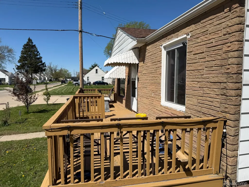 7003 Lozier Avenue Warren City MI 48091