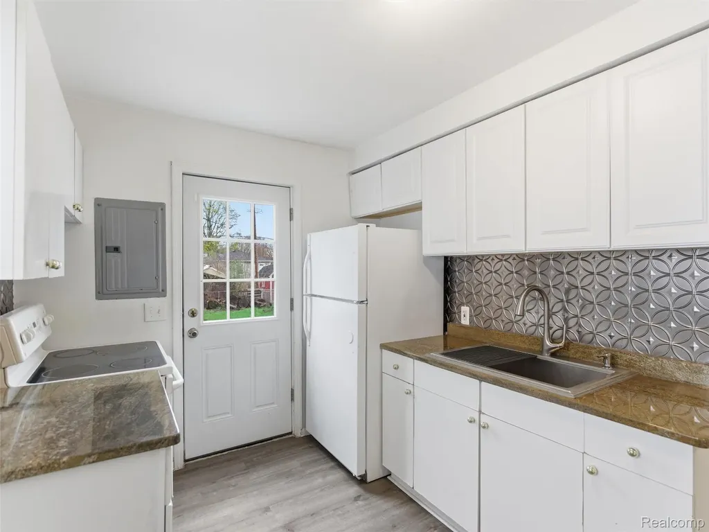 771 E Mansfield Avenue Pontiac City MI 48340