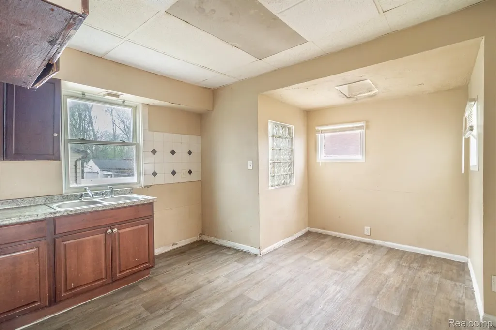 16881 Burgess Detroit City MI 48219