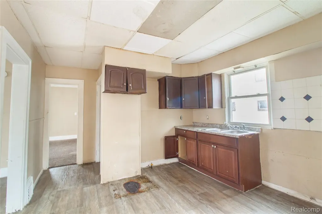 16881 Burgess Detroit City MI 48219
