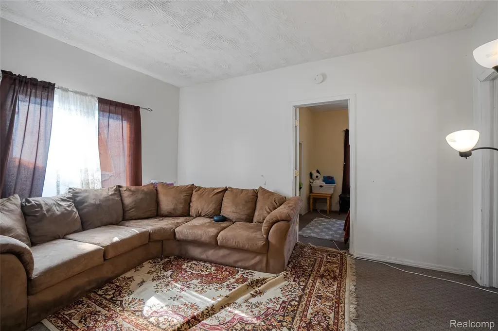 2422 Commor Street Hamtramck City MI 48212