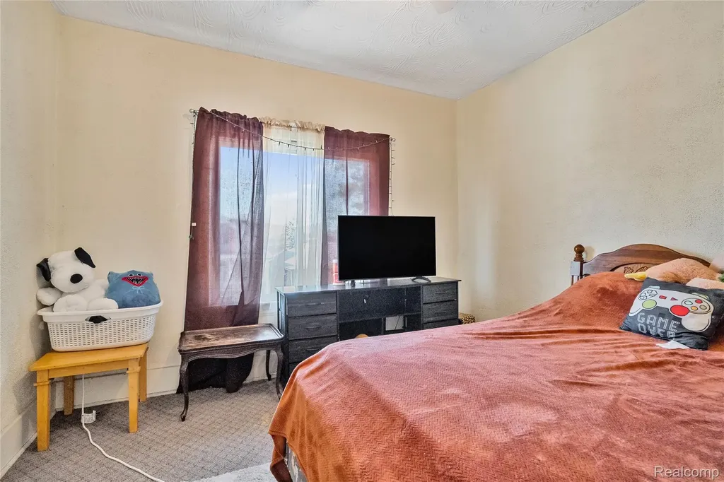 2422 Commor Street Hamtramck City MI 48212