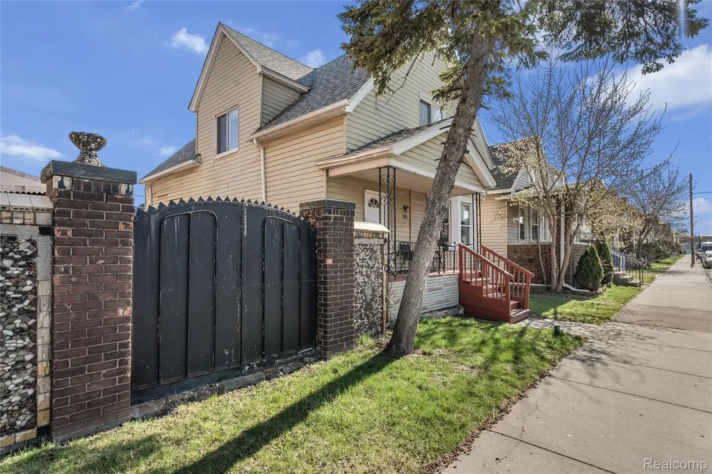 2422 Commor Street Hamtramck City MI 48212